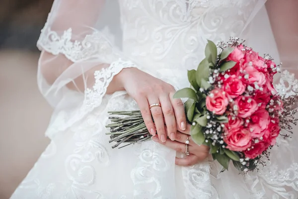 depositphotos_271528204-stock-photo-bride-holds-wedding-bouquet-pink